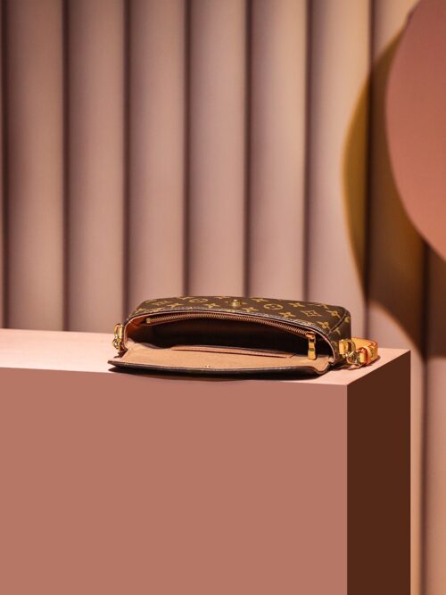 Pochette chaine Ivy Louis Vuitton
